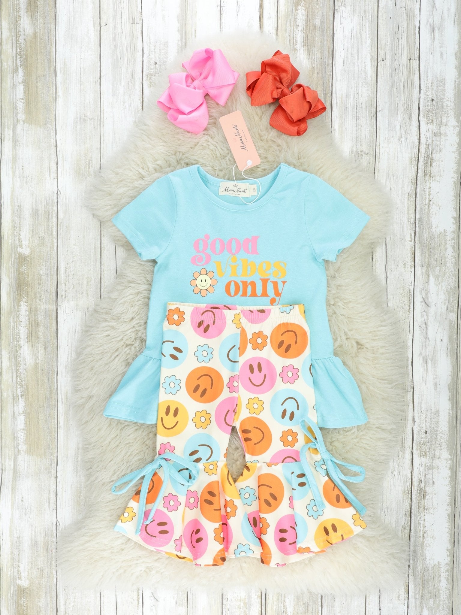 Smiley "Good Vibes Only" Outfit - Marie Nicole Clothing